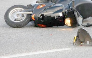Un bărbat BEAT a CĂZUT de pe moped într-o CURBĂ PERICULOASĂ!